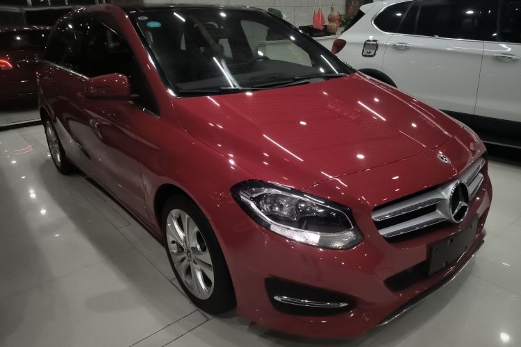 奔驰B级 2017款 B 200 动感型车身外观3