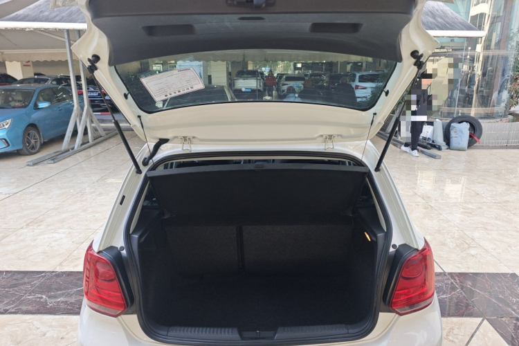 大众 Polo 2013款 1.6L 自动豪华版机舱底盘23