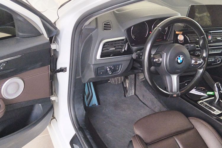 宝马1系 2021款 改款 120i M运动曜夜版中控内饰20