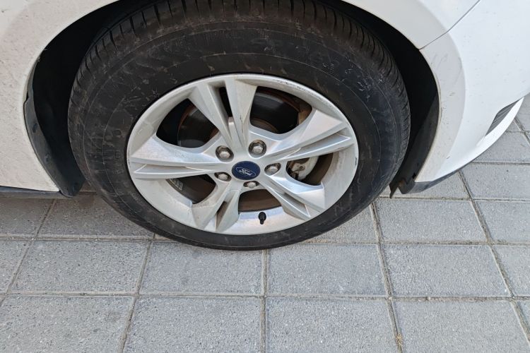 福特 福克斯 2018款 两厢经典 1.6L 自动舒适型智行版车身外观10