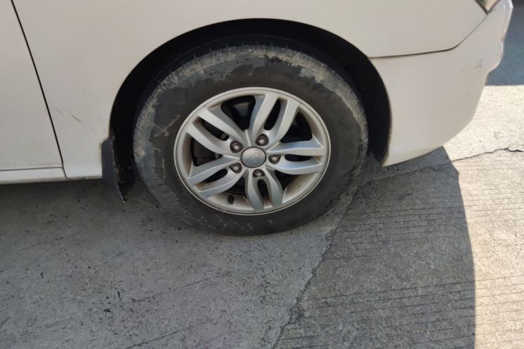 现代 悦动 2011款 1.6L 自动豪华型车身外观10