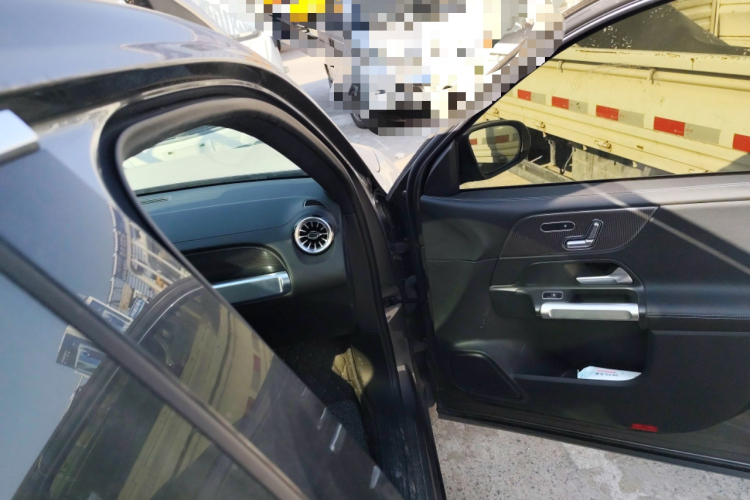 奔驰GLB 2023款 GLB 220 时尚型局部细节9005