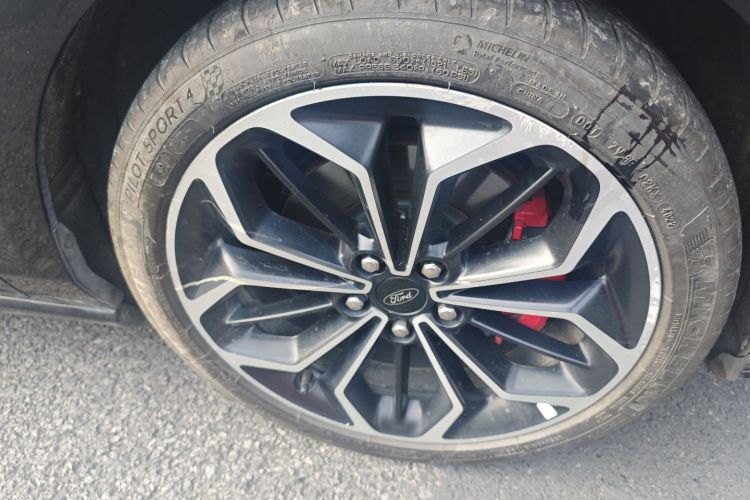 福特 福克斯 2020款 三厢 EcoBoost 180 自动ST Line车身外观10