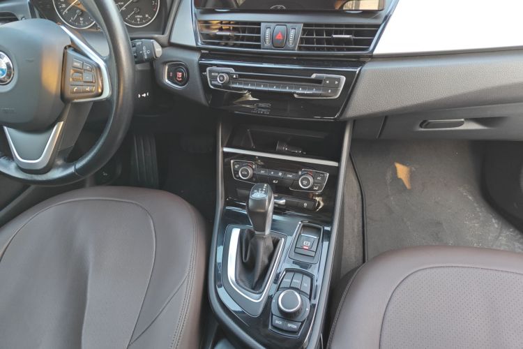 宝马2系旅行车 2016款 218i 领先型中控内饰18