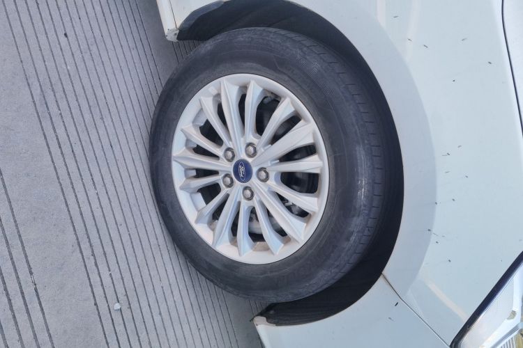 福特 福克斯 2020款 三厢 1.5L 自动锋跃型车身外观10