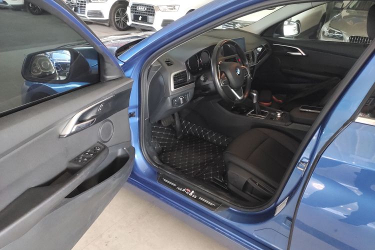 宝马1系 2019款 118i 时尚型中控内饰20