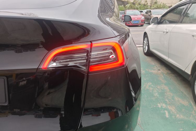 特斯拉 Model Y 2021款 长续航全轮驱动版车身外观9