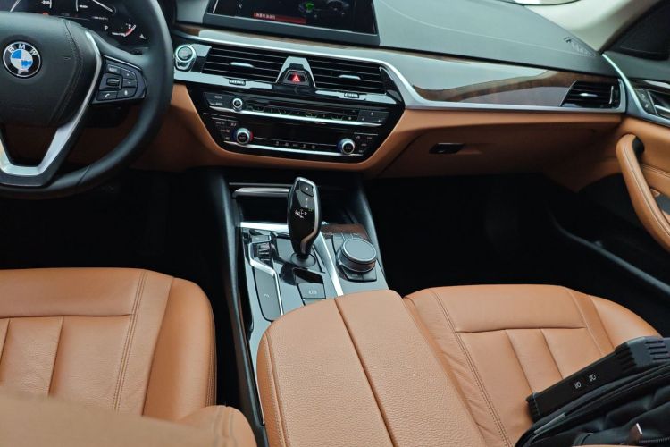 宝马5系 2018款 528Li 上市特别版中控内饰18