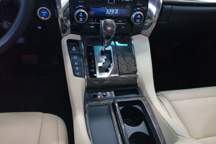 丰田 埃尔法 2021款 双擎 2.5L 尊贵版局部细节18