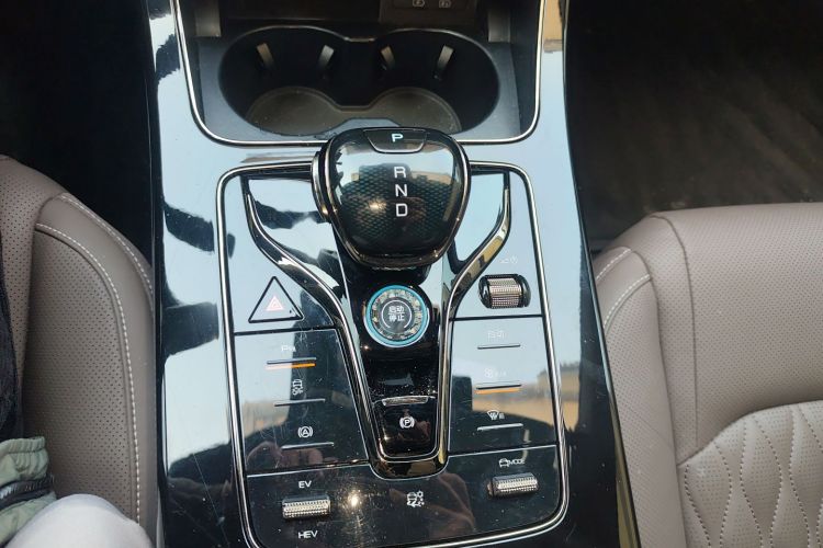 比亚迪 汉 2023款 DM-i 冠军版 121KM 尊荣型中控内饰18