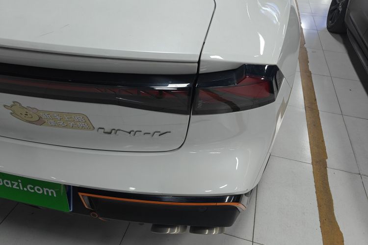 长安UNI-V 2023款 1.5T 运动版车身外观9