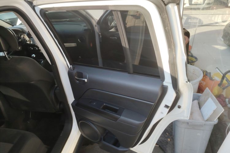 Jeep 指南者(进口) 2015款 2.0L 两驱运动版中控内饰7006