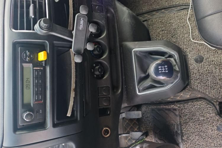 江铃 特顺 2021款 2.8T空间王普通款短轴中高顶6座柴油国VI JX493中控内饰16