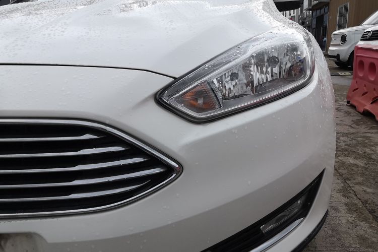 福特 福克斯 2018款 三厢经典 EcoBoost 180 自动精英型局部细节36