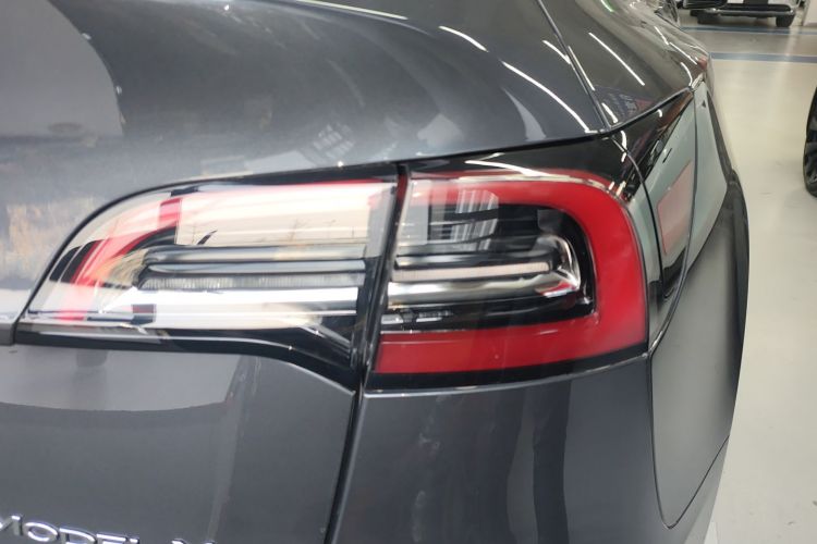 特斯拉 Model Y 2023款 长续航全轮驱动版车身外观9