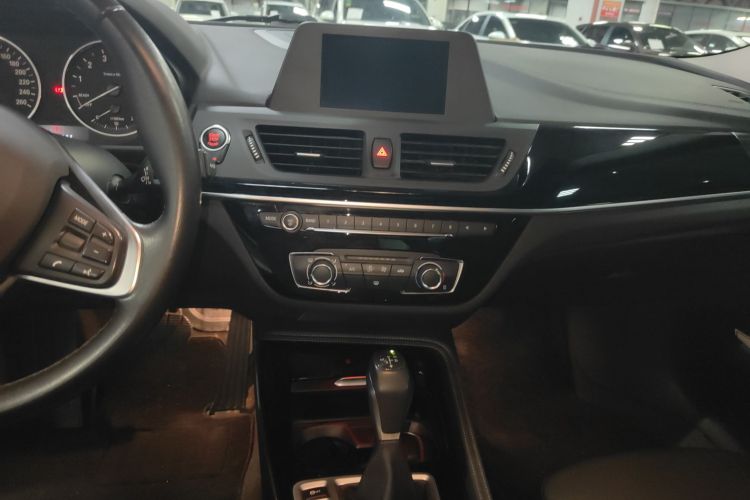 宝马1系 2017款 118i 运动型中控内饰16