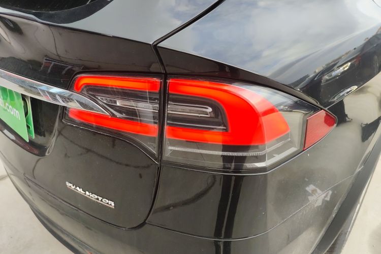 特斯拉 2016款 Model X 75D车身外观9