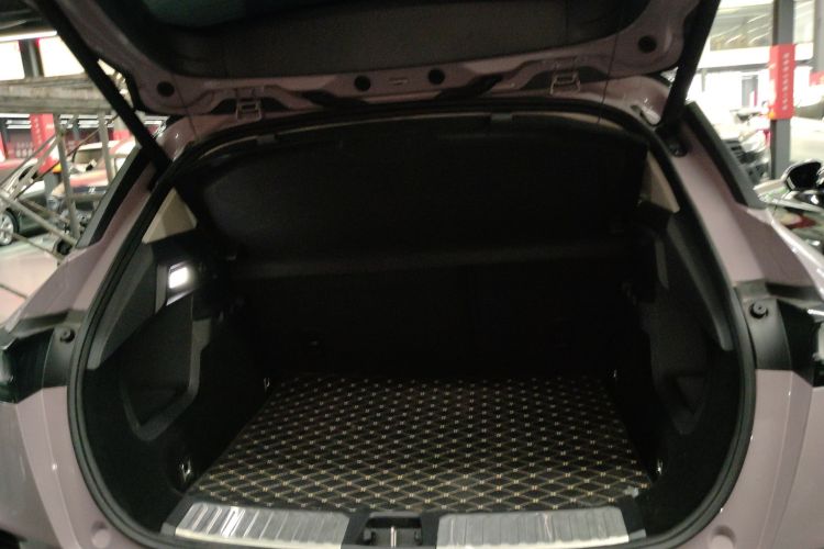 领克06 2021款 1.5T Shero粉色特别版机舱底盘23