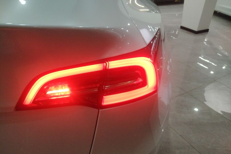 特斯拉 Model Y 2022款 改款 后轮驱动版车身外观9