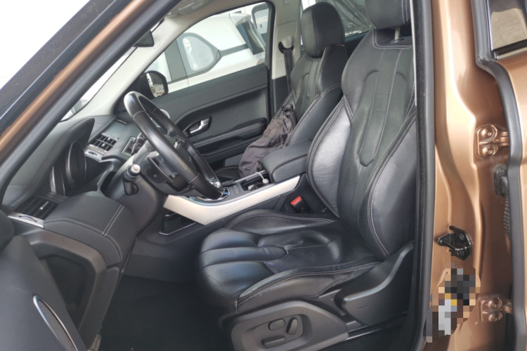 路虎 揽胜极光(进口) 2014款 2.0T 5门耀动版中控内饰19