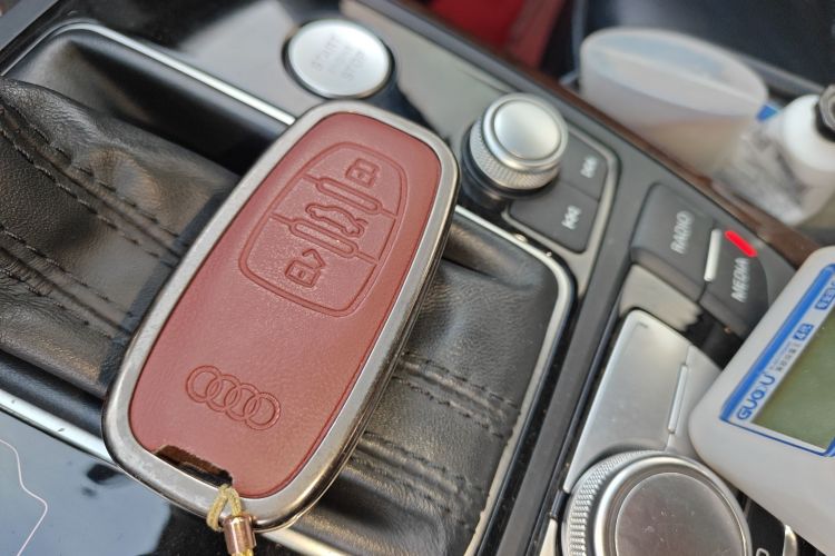 奥迪A6L 2015款 30 FSI 百万纪念舒享型中控内饰11