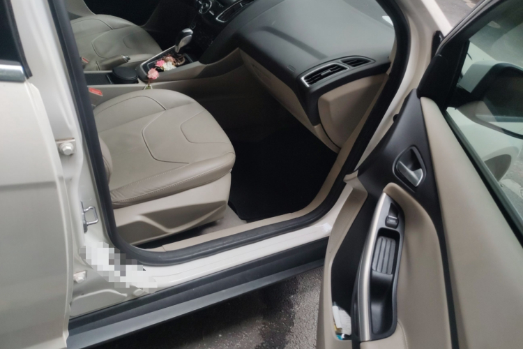 福特 福克斯 2015款 三厢 EcoBoost 180 自动旗舰型局部细节9005