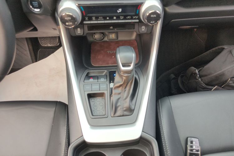 丰田 威兰达 2023款 2.0L CVT两驱豪华PLUS版中控内饰18