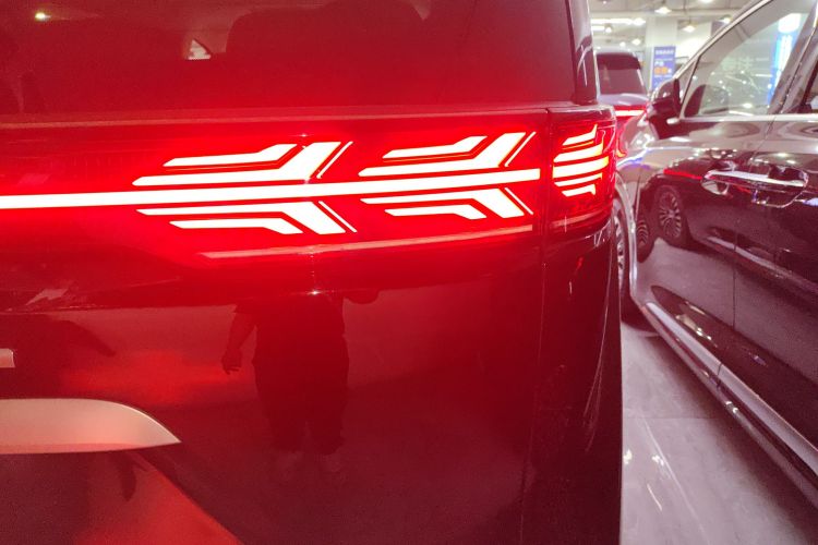 腾势D9 2024款 DM-i 980 四驱旗舰型车身外观9