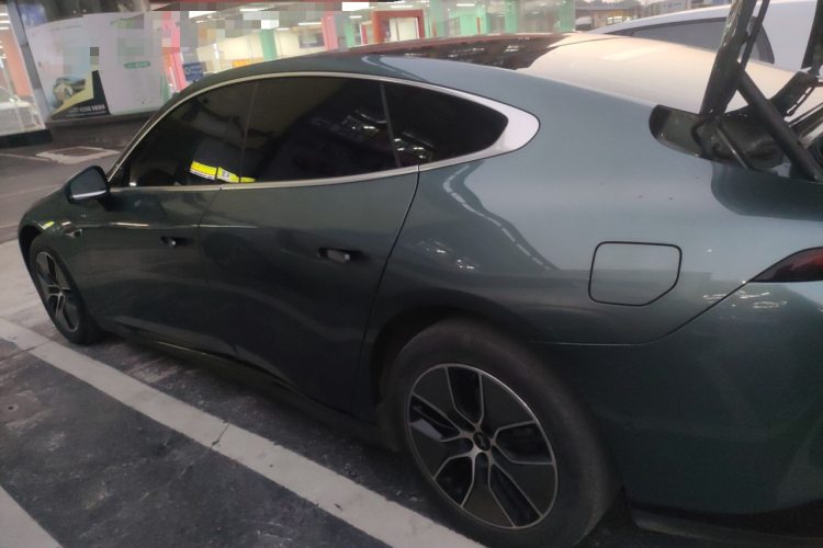 小鹏P7 2023款 P7i 702 Max车身外观4