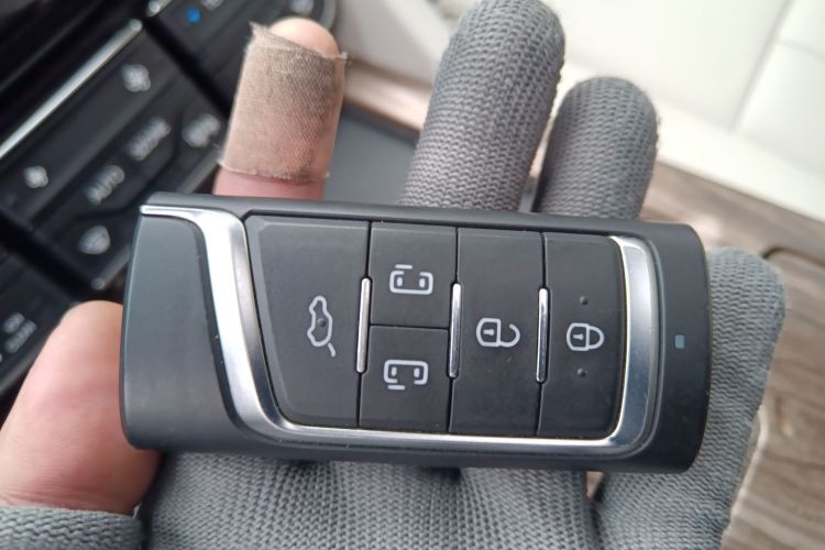 广汽传祺 传祺M8 2018款 320T 尊贵版中控内饰7001