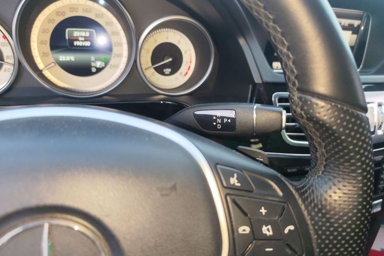 奔驰E级 2014款 改款 E 300 L 运动型中控内饰18