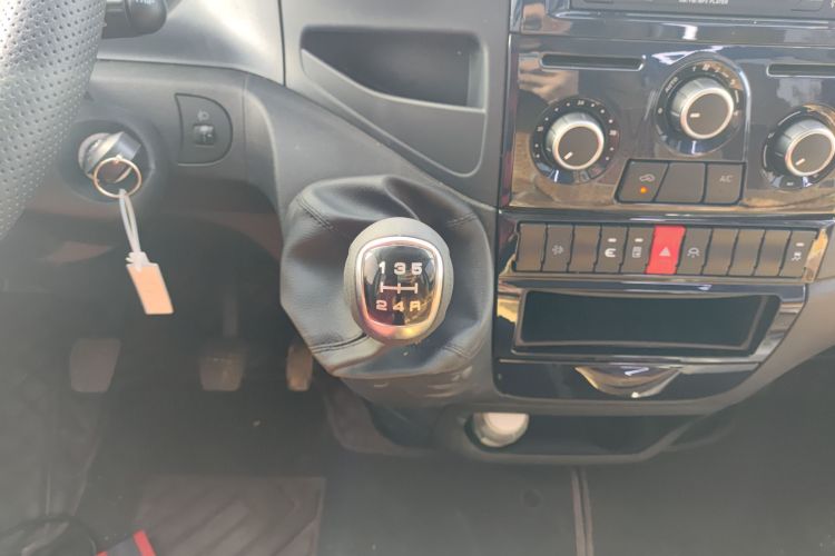 依维柯欧胜 2021款 2.0T 手动超瑞短轴高顶侧拉门F1A中控内饰18