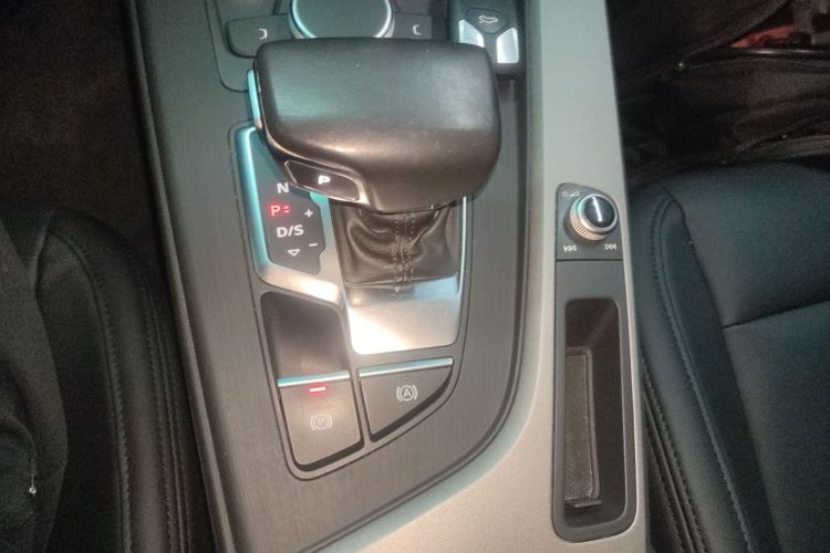 奥迪A4L 2018款 30周年年型 40 TFSI 进取型中控内饰18