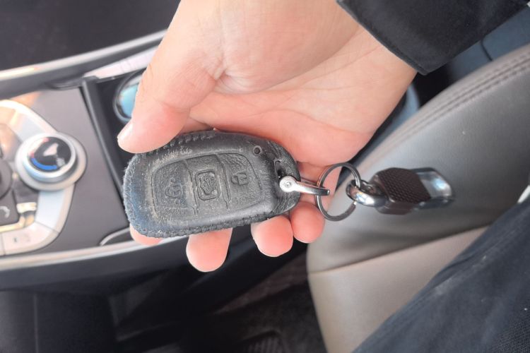 现代 朗动 2015款 1.6L 自动领先型中控内饰11