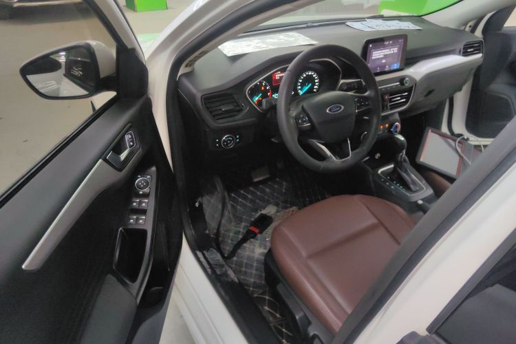 福特 福克斯 2020款 三厢 1.5L 自动锋跃型中控内饰20