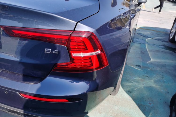 沃尔沃S60 2023款 B4 智逸豪华版车身外观9