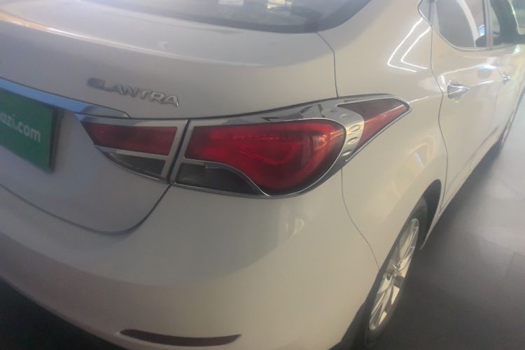 现代 朗动 2016款 1.6L 自动尊贵型车身外观9