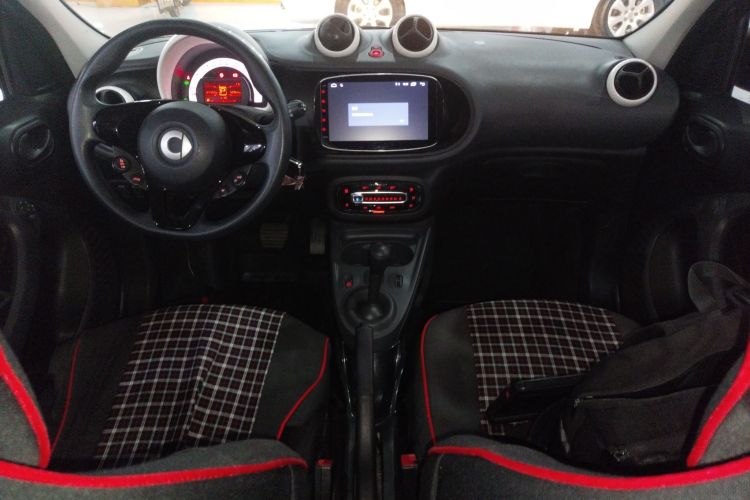 smart forfour 2018款 1.0L 52千瓦灵动版中控内饰12