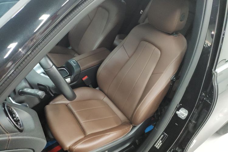 奔驰GLB 2024款 GLB 200 动感型中控内饰19