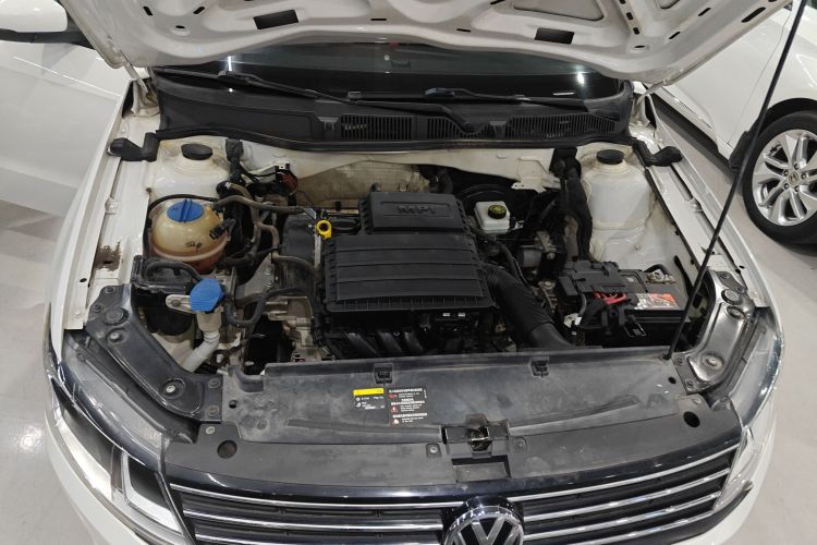 大众 朗逸 2017款 1.6L 自动风尚版机舱底盘24