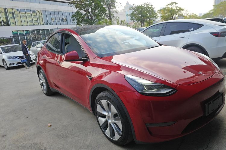 特斯拉 Model Y 2022款 长续航全轮驱动版车身外观3