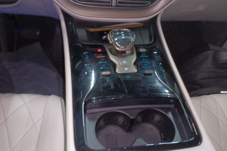 腾势D9 2022款 DM-i 970 四驱旗舰型中控内饰18