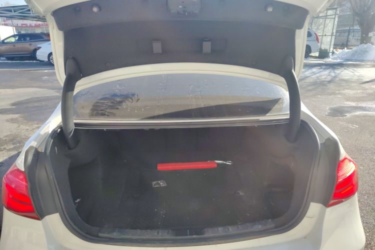 宝马3系 2017款 318i 时尚型机舱底盘23