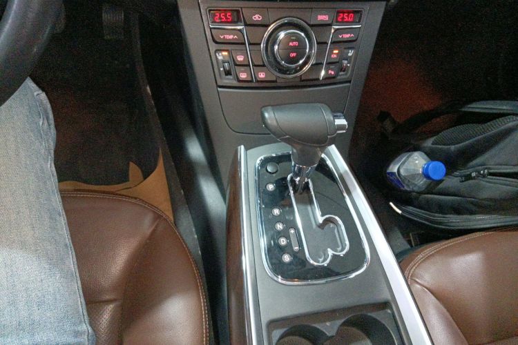 红旗H7 2015款 2.0T 豪华型中控内饰18