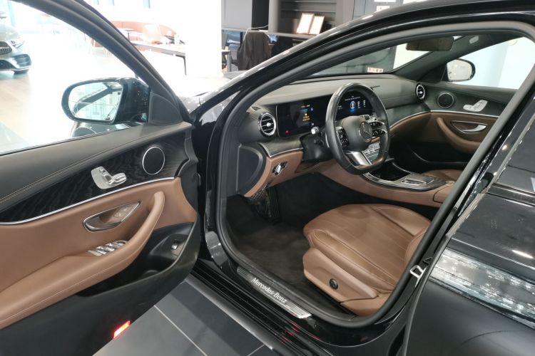 奔驰E级(进口) 2023款 改款 E 260 时尚型运动版中控内饰7003