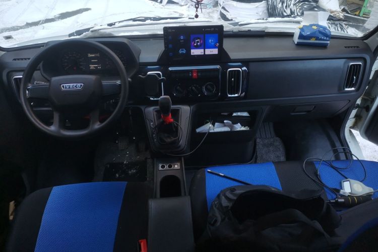 依维柯得意 2023款 2.5T A35M1多用途乘用车短轴中顶双胎侧拉门 自动挡中控内饰12