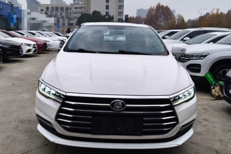 比亚迪 秦 2019款 1.5L 自动尊贵型车身外观2