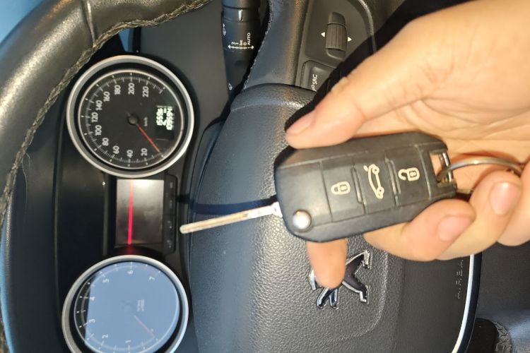 标致508 2012款 2.0L 自动智享版中控内饰11