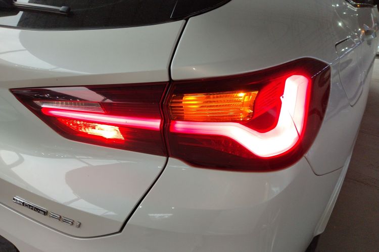 宝马X2 2021款 改款 sDrive25i M运动套装车身外观9