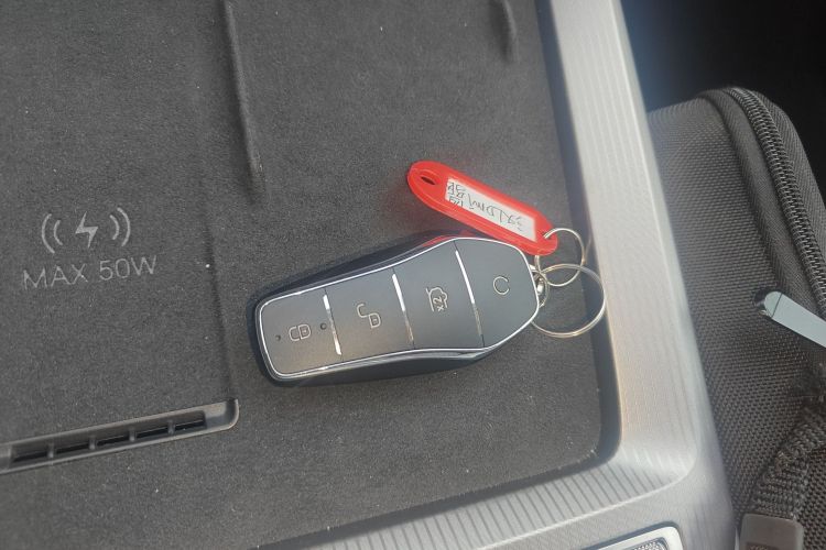 比亚迪 汉L 2025款 DM-p 四驱激光雷达旗舰型中控内饰7001